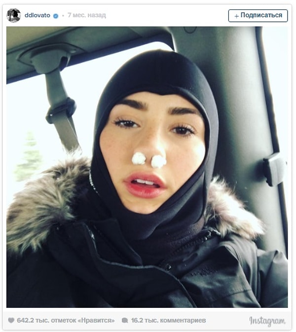 5. Деми Ловато, настолько замерзшая, что ей пришлось вставить в ноздри вату