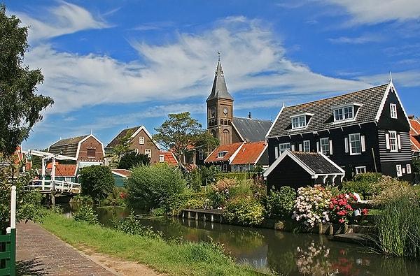 Marken ! Volendam üzerinden botlarla ulaşabilirsin. Burada ne müze, ne de görebileceğin tarihi bir değer var. Buranın esprisi, Hollanda’nın kasaba hayatına tanık olman.