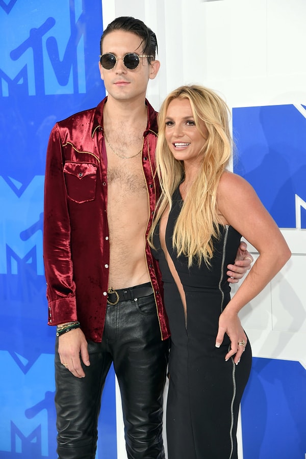 6. Кто бы ни подбирал наряд для G-Eazy, он знал, что его появление без рубашки и в брюках с низкой посадкой произведет фурор на красной дорожке.