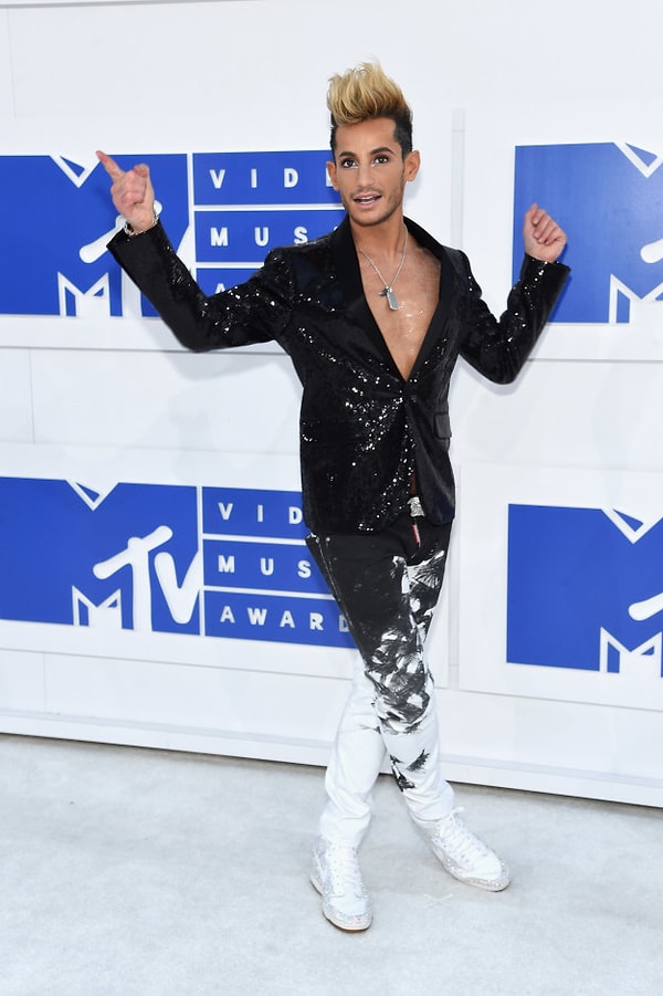 8. И, наконец, для человека, явившегося на церемонию вручения премии без рубашки, Фрэнки Гранде выглядел довольно скромно.