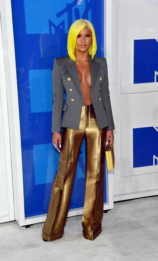 4. Кэсси Вентура недавно исполнилось 30, поэтому она решила доказать всем, что она еще ого-го, отказавшись надеть рубашку под пиджак.