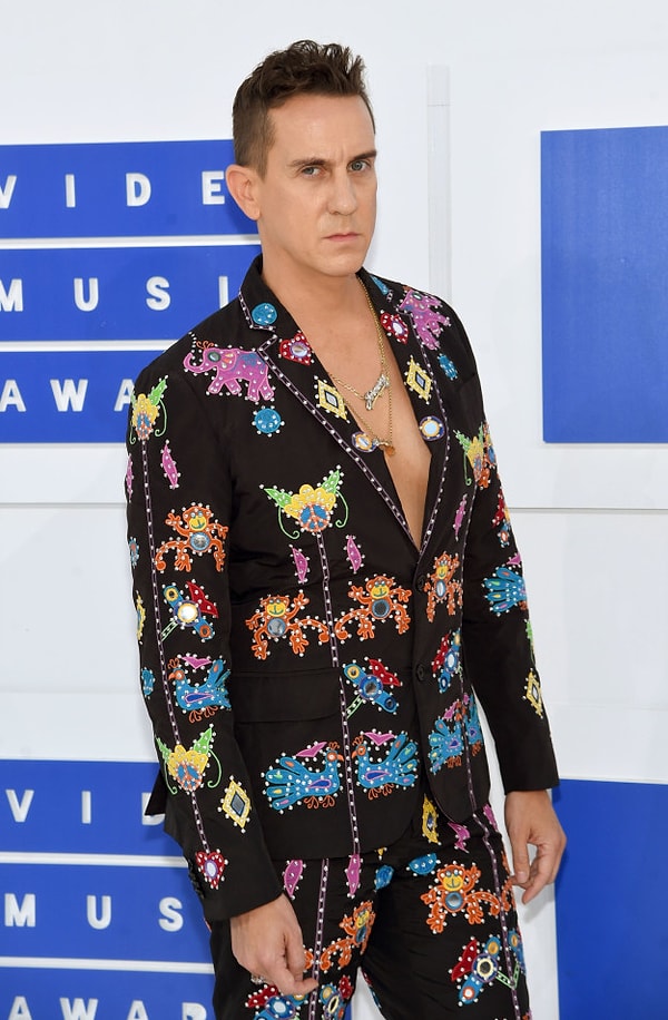 5. Джереми Скотт в курсе всех новых трендов – в этом году вместо рубашки он решил надеть под пиджак ожерелье со своим именем.