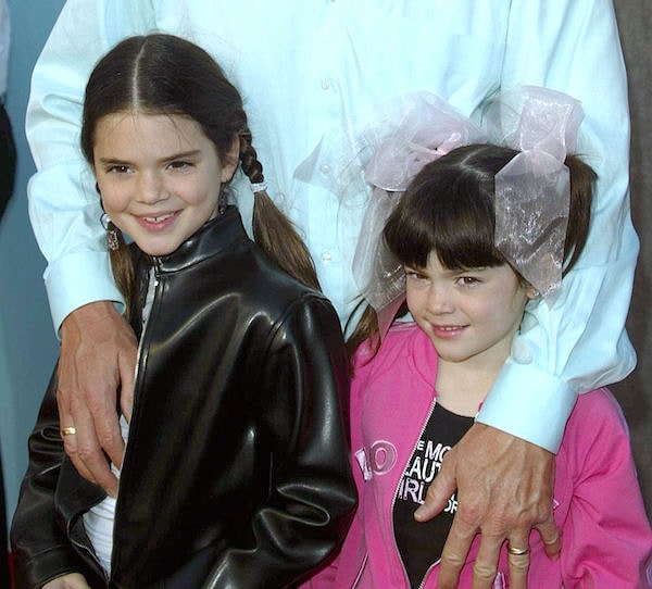 2. В 2004 году на премьере фильма «Любимец учителя» Кайли повязала ленту от новогоднего подарка вместо бантика.