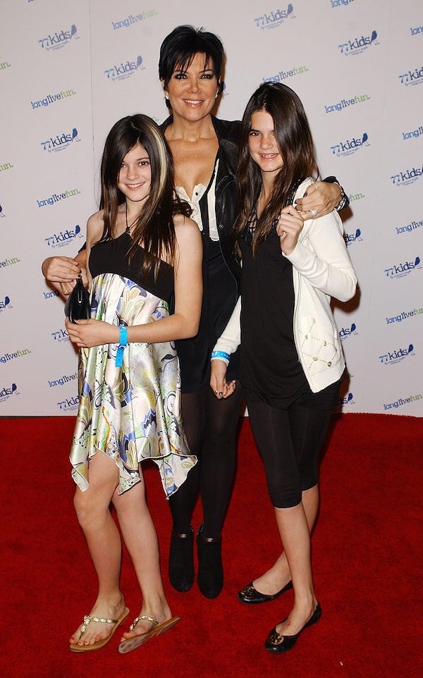 3. К 2008 году у Кайли появилась белая прядь и пристрастие к шелковым платьям.