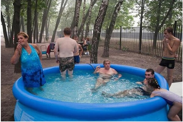 12. Не всем по карману лететь на море, а красивой жизни хочется.