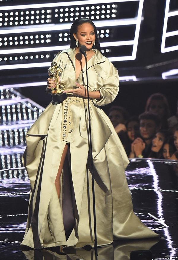 On yıldır başarılı çalışmalarıyla pop dünyasını darmaduman eden Rihanna, dün gece "Michael Jackson Vangouard Video Ödülü" ile onurlandırıldı.