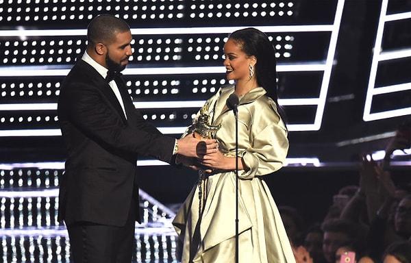 Riri, ödülü almadan önce adının aşk dedikodularına karıştığı Drake'in kendisine ilan-ı aşk etmesiyle şaşkına döndü.
