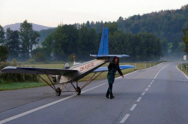 45 yaşındaki Frantisek Hadrava'nın uçağı yapmasındaki asıl neden işe gitmek için evden daha geç çıkıp, daha hızlı bir şekilde gitmek.