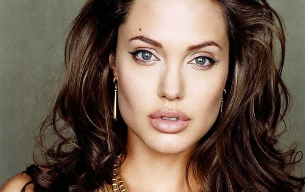 1. 4 Haziran 1975 doğumlu olan Angelina Jolie, 11 yaşında annesinin ısrarıyla modelliğe başladı.