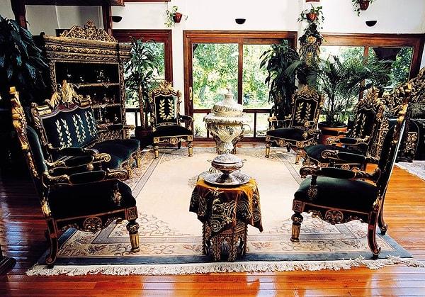 16. Bu oturma bölümünün koltuklarının tepesinde de Osmanlı tuğrası oymaları var. Yine Osmanlı zevkine uygun olarak altın ve yeşil tonlarında.