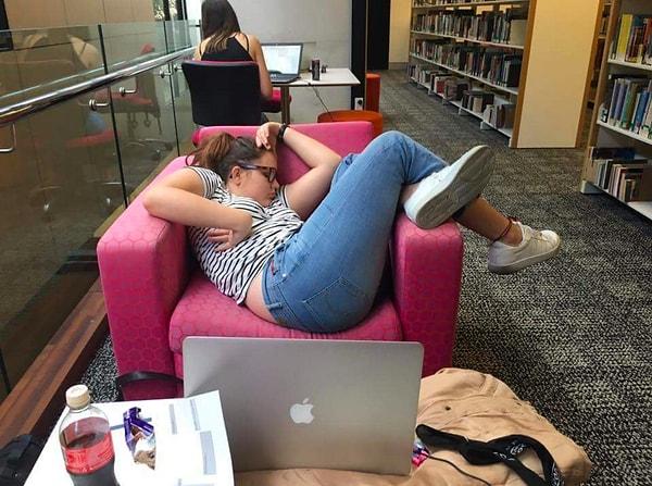 Her şey, ders çalışmaktan yorgun düşen bir öğrencinin kütüphanede uyuya kalmasıyla başladı.
