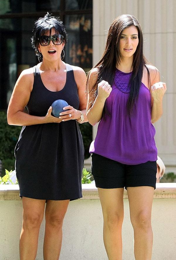 16. Kris Jenner ile top oynarken sahte zafer pozları vermek.