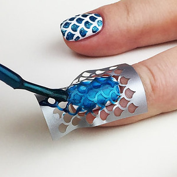 1. Трафарет для ногтей, с помощью которого можно почувствовать себя настоящей Русалочкой