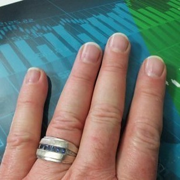 10. Отбеливающий карандаш для французского маникюра