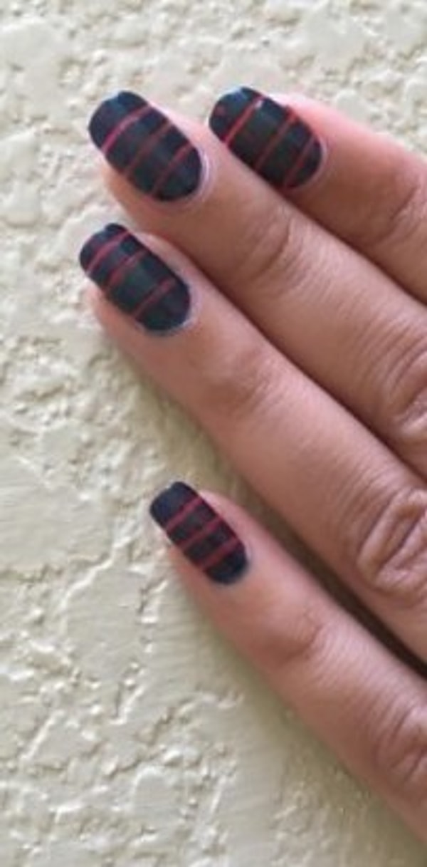 12. Клейкая лента для ногтей - стильный маникюр без забот