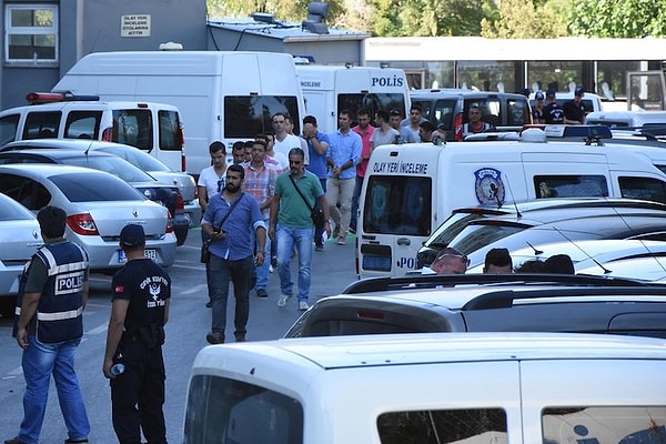 Hakkında gözaltı kararı verilen ancak adreslerinde bulunamayan ve bir kısmının yurt dışına çıktığı tespit edilen isimler açıklandı