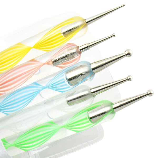 13. Дотс для модного маникюра в горошек