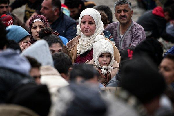 Türkiye ve Avrupa Birliği (AB) arasındaki göçmen mutabakatı kapsamında geçiş yaptıkları adalarda tutulan göçmenlerin sayısı ise 12 binin üzerine çıktı.