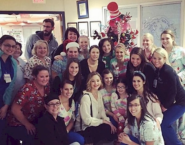 6. Дженниферт Лоуренс нанесла рождественский визит в отделение педиатрии в больнице своего родного города