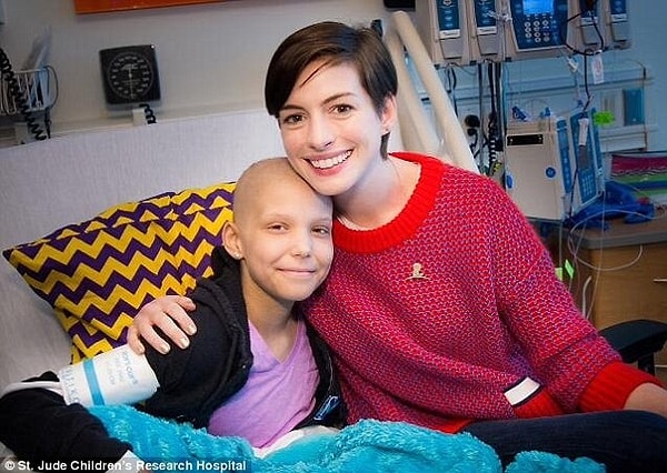 14. Энн Хэтэуэй удивила больных детей расширенной версией "Рио 2" и визитом