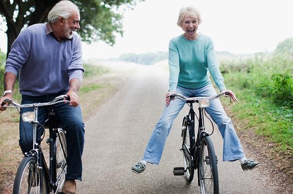65 yaş üzerindekiler haftada 4 saat orta şiddette fiziksel aktivitede bulunarak kalp-damar hastalıklarından ölme riskini yarı yarıya azaltabiliyor...