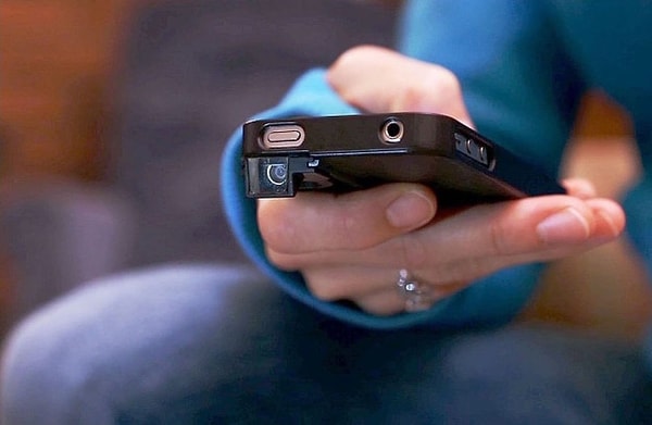 1. Чехол телефона, с помощью которого можно незаметно фотографировать окружающих.