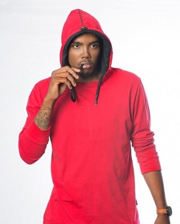 15. Толстовка со спрятанной в завязочках электронной сигаретой