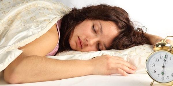 Parasomnia en basit tanımla, beyindeki algı yanılmaları sonucu oluşan ve uyku sırasındaki bilinçsiz hareketlere denir.