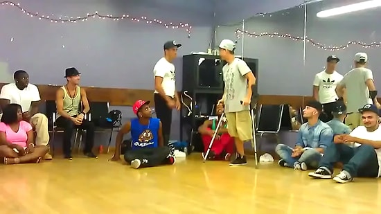 Tek Bacağı Olmayan Engelli Gençten Muhteşem Dans Performansı