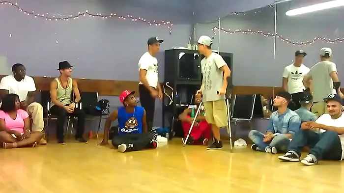 Tek Bacağı Olmayan Engelli Gençten Muhteşem Dans Performansı