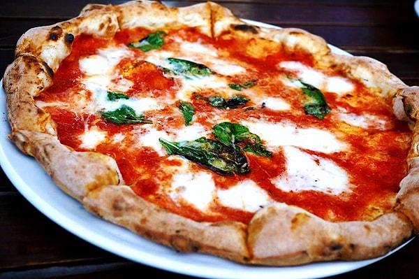 1. Margarita pizzanın orijinal tarifinde yer alan fesleğen(yeşil), domates (kırmızı) ve mozzarella (beyaz) 3 renkli İtalyan bayrağının tasviridir.