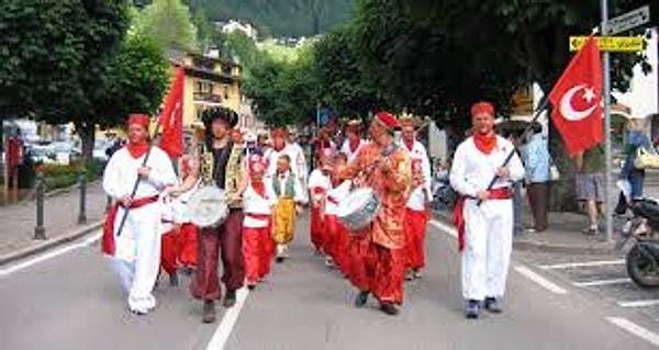 Moena köyünde, her yıl Ağustos ayının ilk haftasında Moena Türk Festivali yapılır ve herkes Türk gibi giyinir.