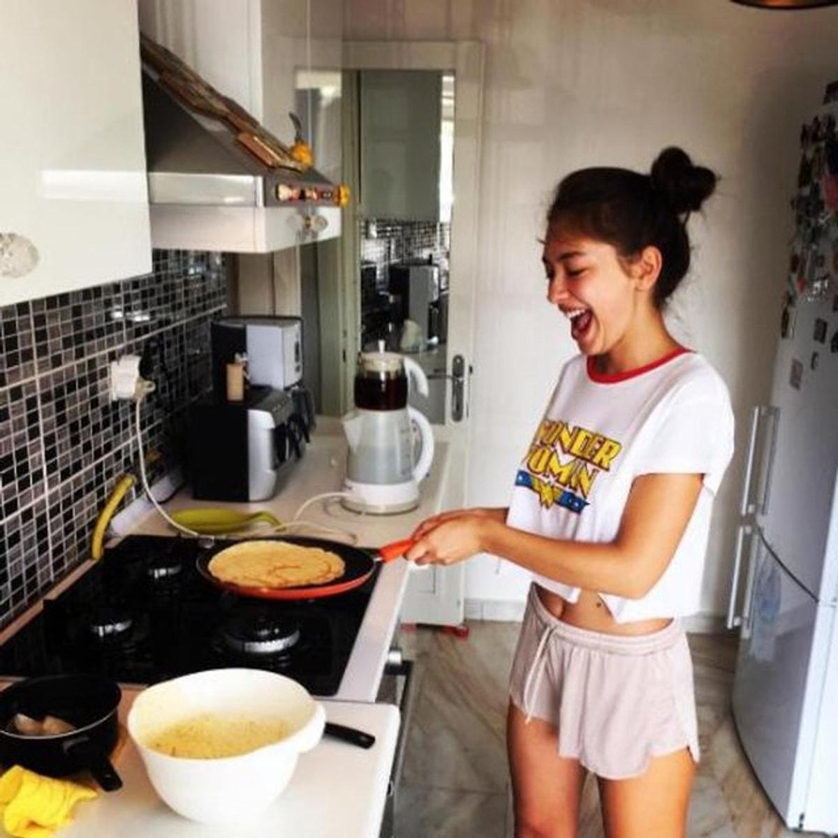 Жена готовит кушать. Неслихан Атагюль +18. Неслихан Атагюль на кухне. Неслихан Атагюль папарацци 2022. Джиджи Хадид и Неслихан Атагюль.