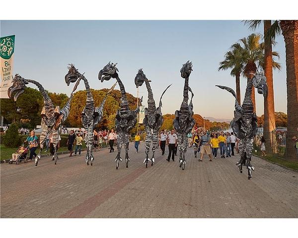 Karnaval havasında geçen İzmir Fuarı milyonlarca ziyaretçisini ağırlamaya devam ediyor.