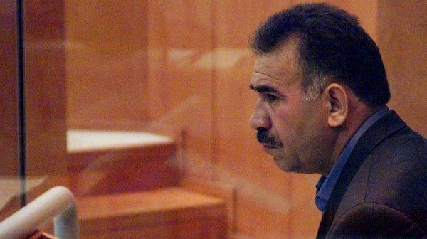 15 Şubat 1999 günü Kenya'da yakalandıktan sonra Türkiye'ye getirilen Öcalan, ömür boyu hapis cezasına çarptırıldı