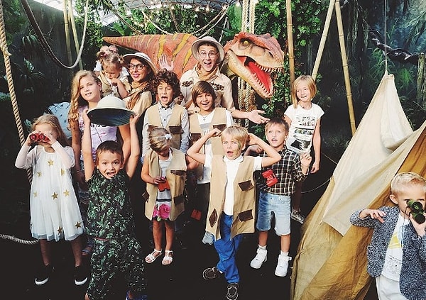 7. «Два огромных динозавра влюбили в себя всех. Некоторых, правда, сначала напугали, а потом влюбили», - написала Алена в микроблоге.