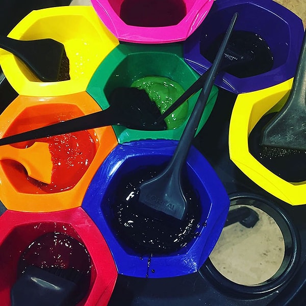 2. Для этого разведите краски в нескольких баночках.