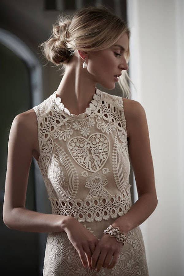 2. Нежное платье с высоким воротом и кружевной вставкой в форме сердца