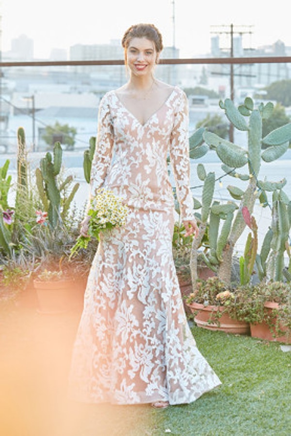 4. Платье цвета нюд со стильным цветочным принтом