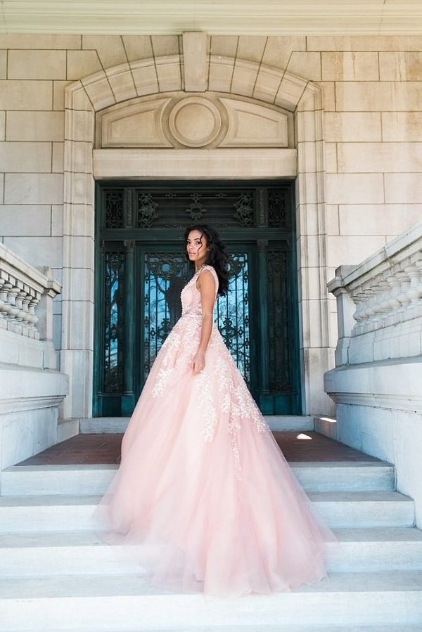 5. Завораживающее нежно-розовое платье, украшенное жемчужинками