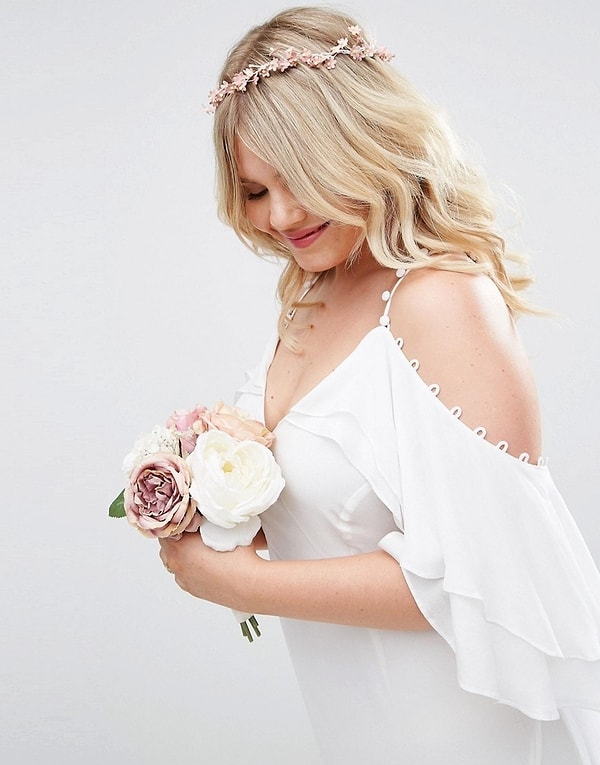 6. Смелое платье с открытыми плечами и умопомрачительным разрезом