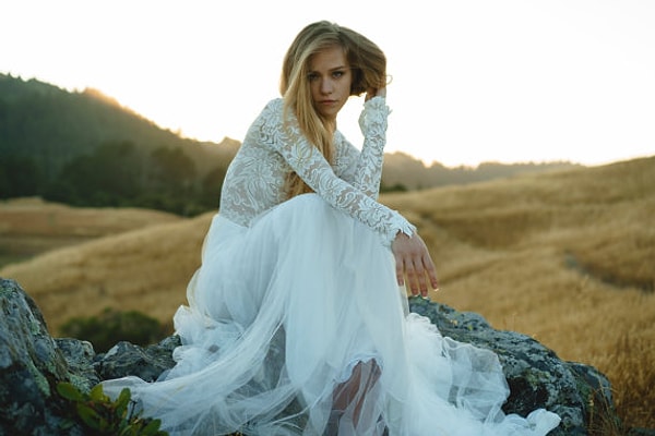 8. Скромное свадебное платье с длинными рукавами и романтичной шифоновой юбкой