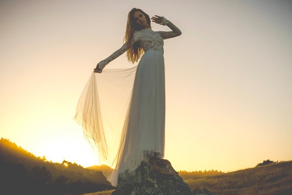 8. Скромное свадебное платье с длинными рукавами и романтичной шифоновой юбкой