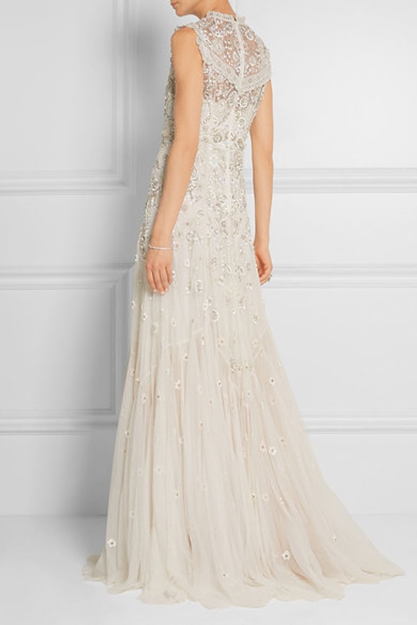 10. Ослепительный вариант свадебного наряда с аккуратными блестками и небольшим шлейфом