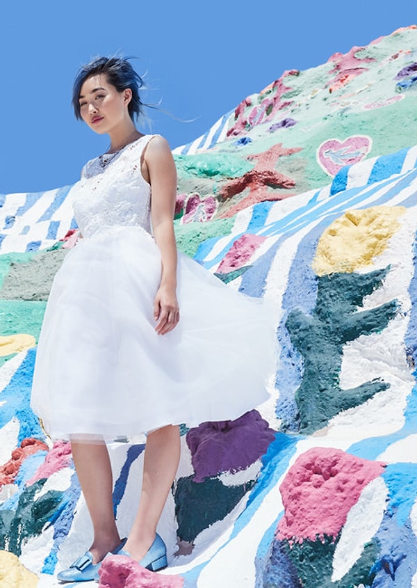 17. Ультрасовременное короткое платье для молодежной свадьбы