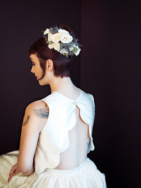 30. Раздельное платье, состоящее из кроп-топа с волнистым вырезом и пышной шелковой юбки