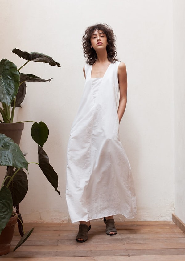 33. Просторное платье с V-образным вырезом на спине. Вариант для истинных бунтарок