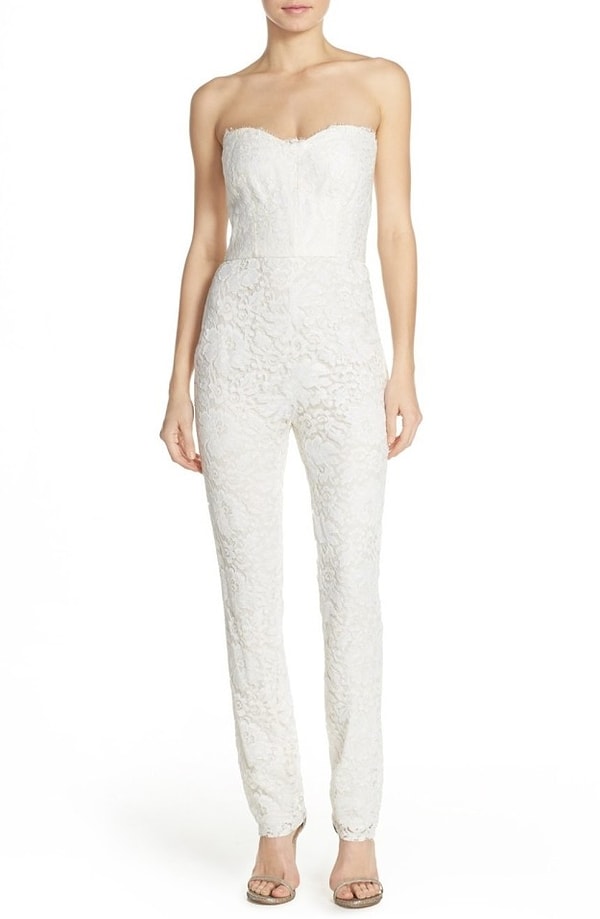 32. Свадебный комбинезон с кружевами "шантильи" и едва заметным цветочным принтом