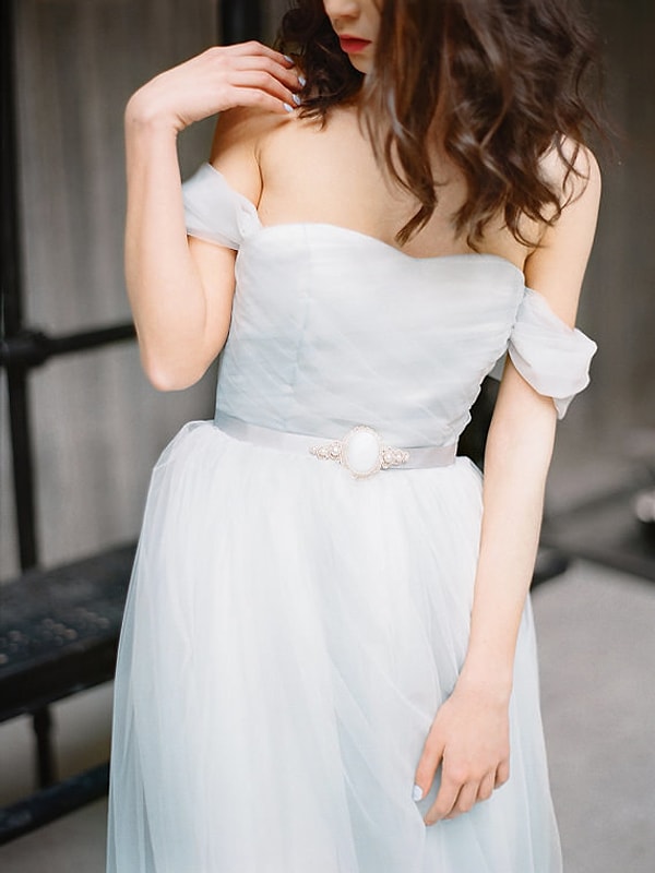 34. Мятное платье с открытыми плечами и жемчужиной на поясе