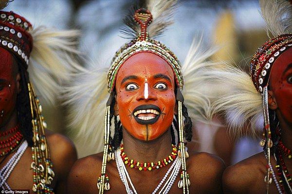 Afrika'nın Sahel Kuşağı adı verilen bölgede yaşayan Wodaabe kabilesi her yıl çok zorlu bir güzellik yarışması için bir araya geliyor.